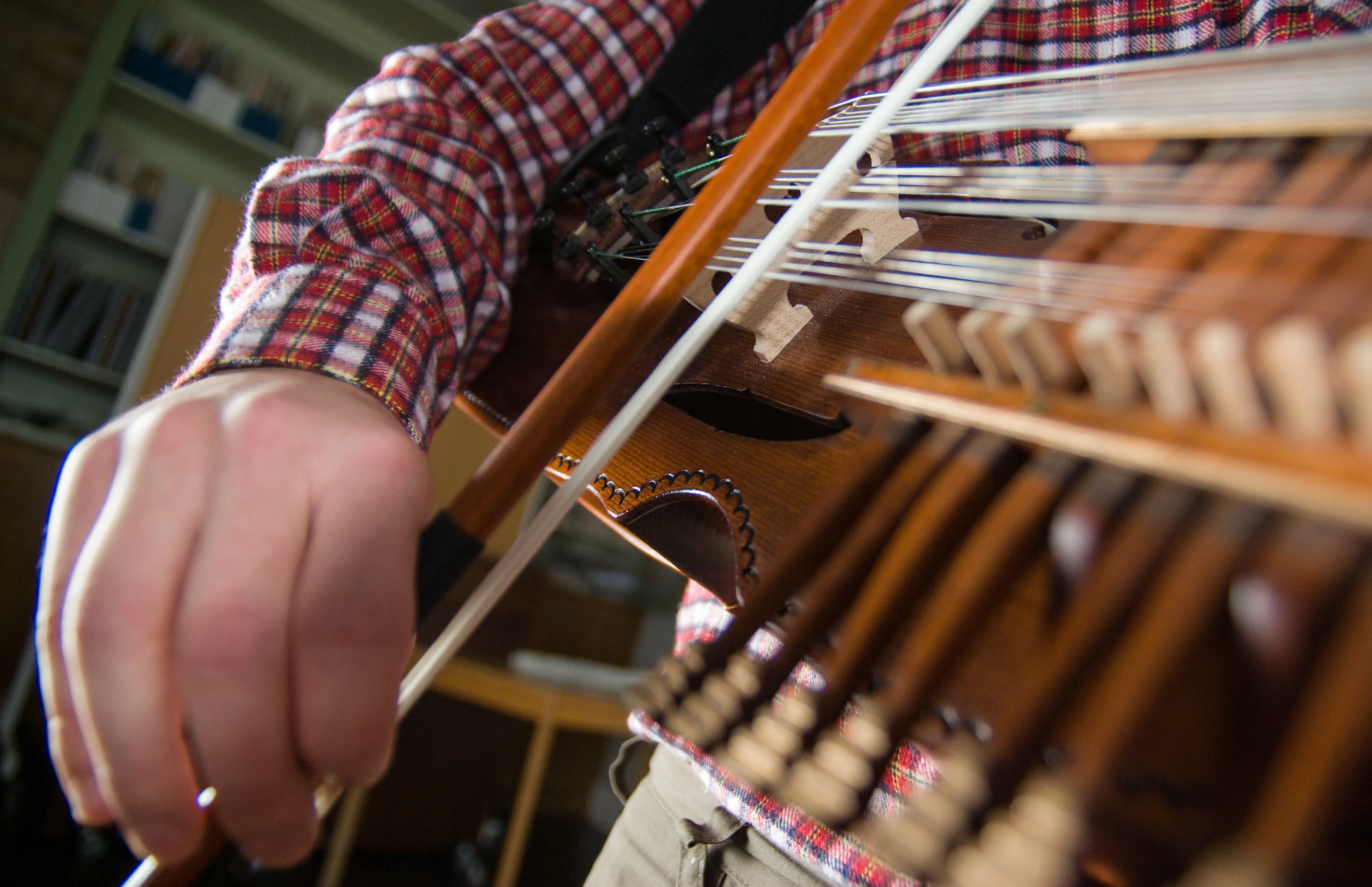Angeschnittene Hand beim Spielen einer Nyckelharpa