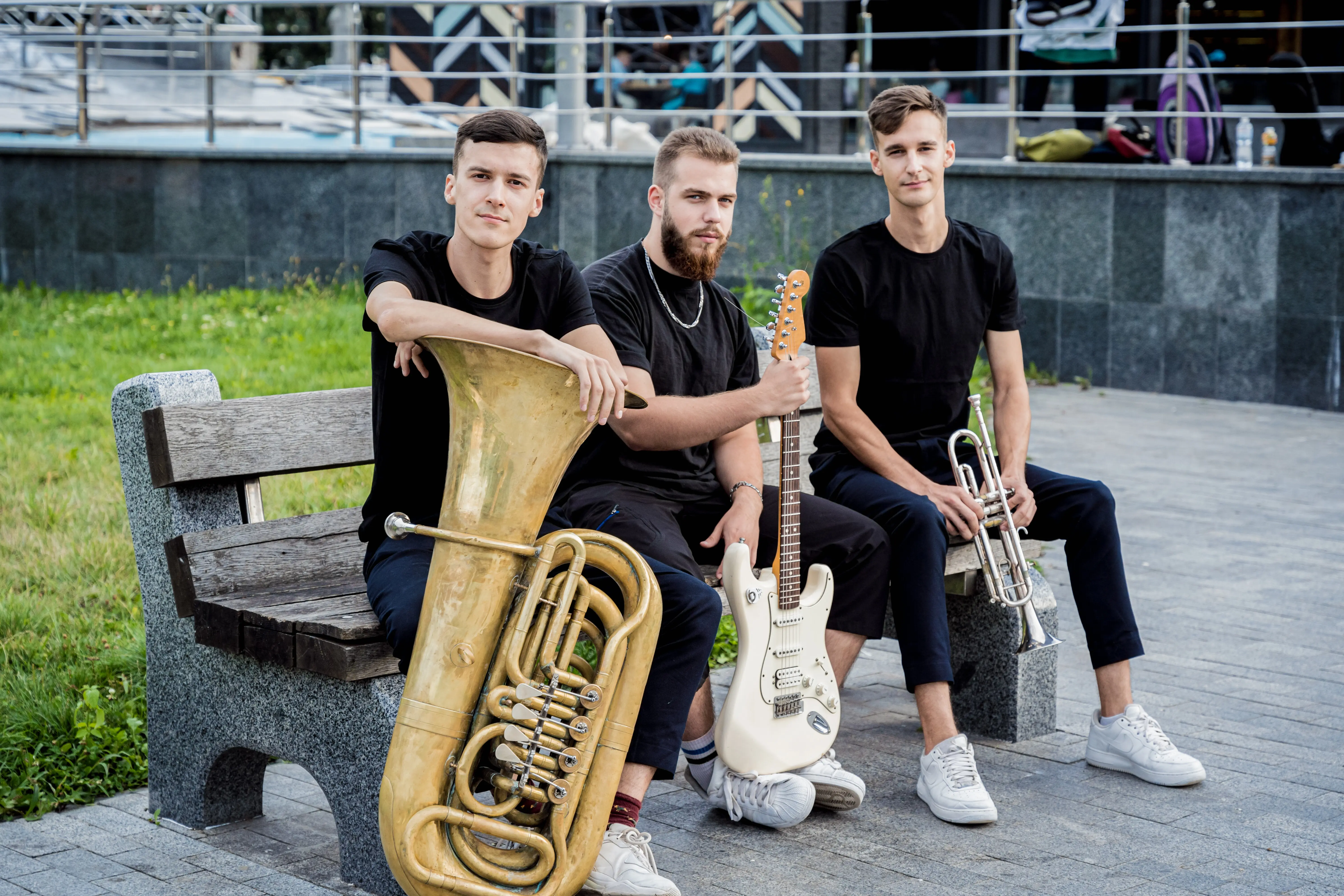 Eine junge Straßenmusikband spielt viele Musikinstrumente.