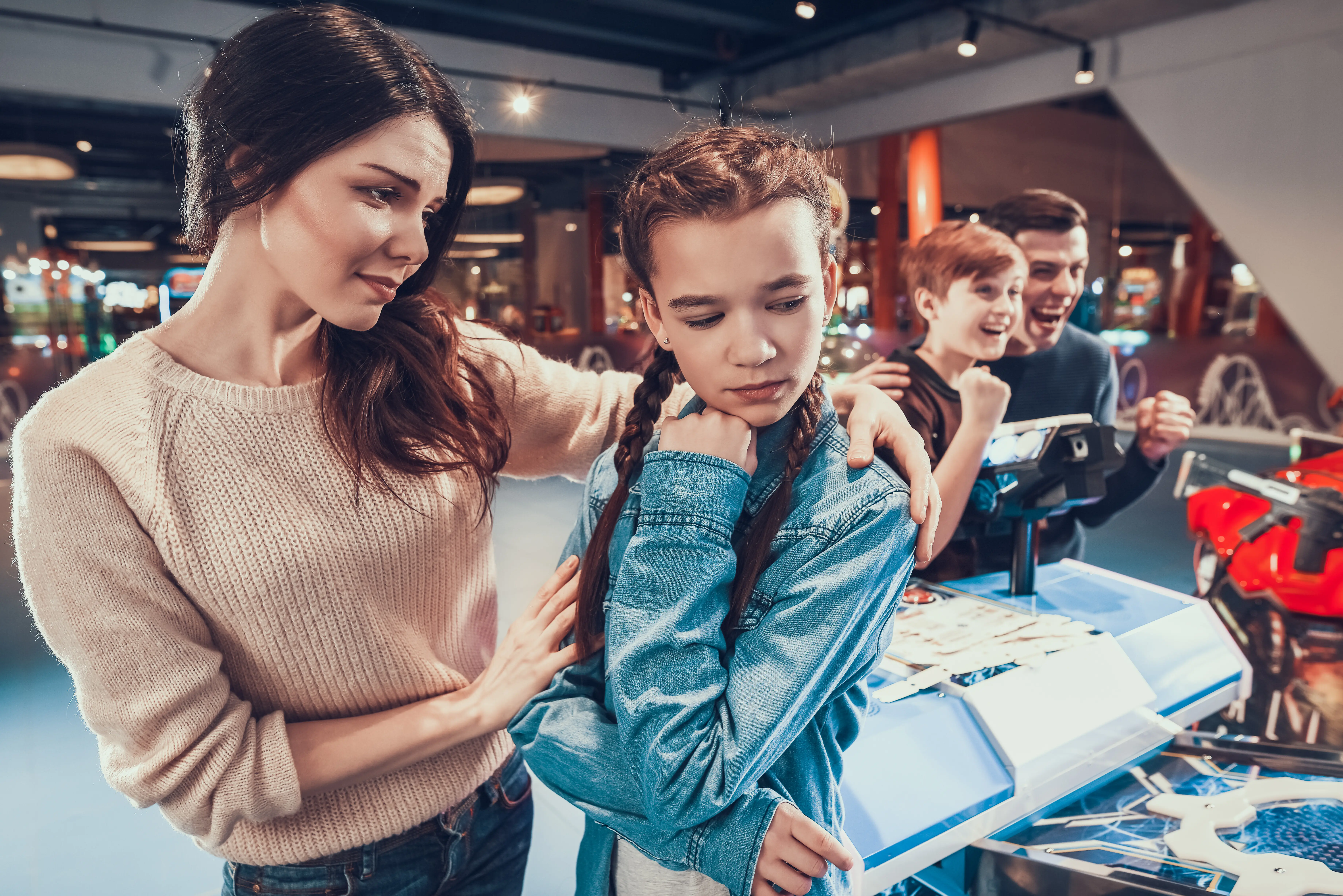 Mutter und Tochter liegen in einem Spiel zurück.