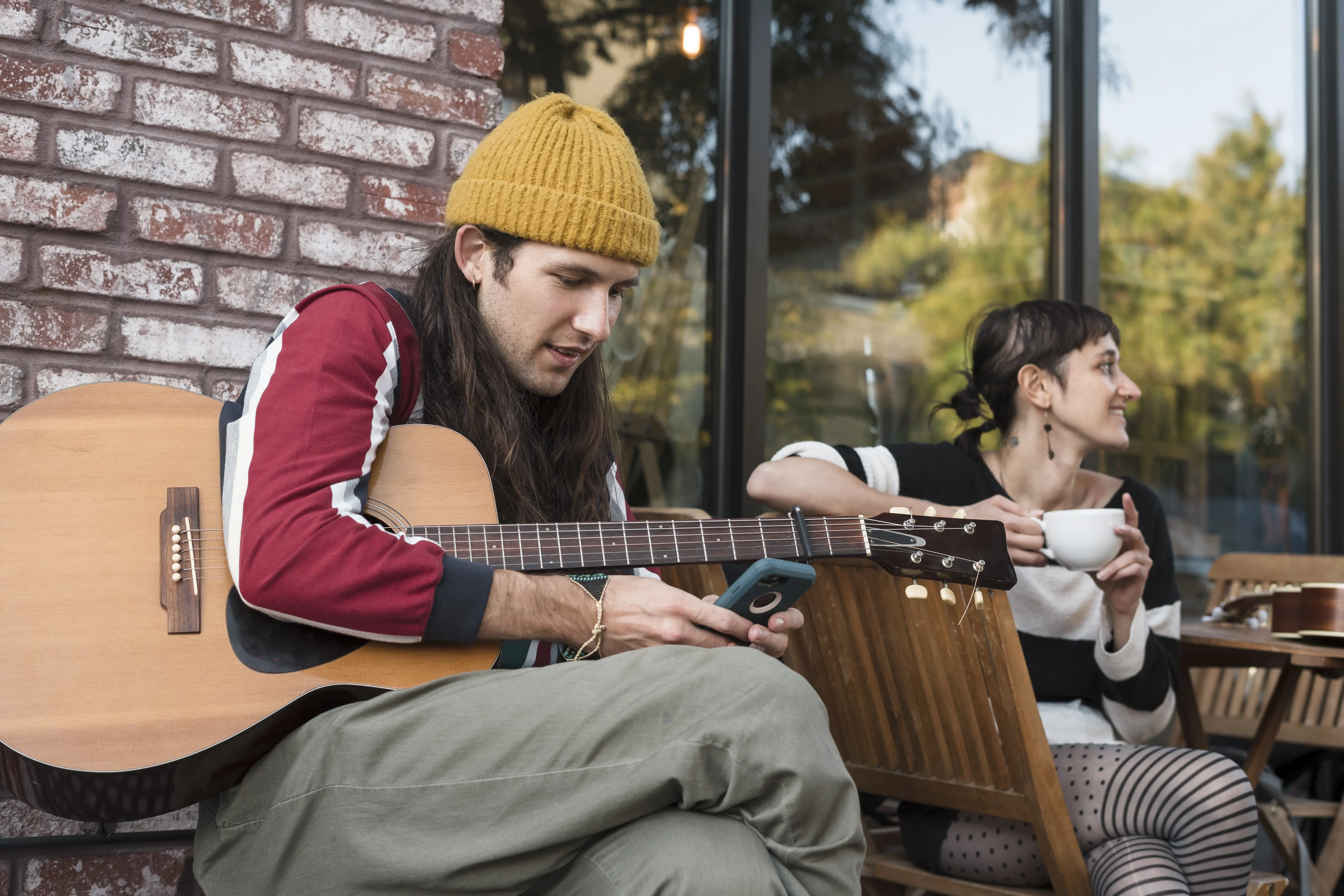 Halbnahe Aufnahme von Menschen, die Musik machen.